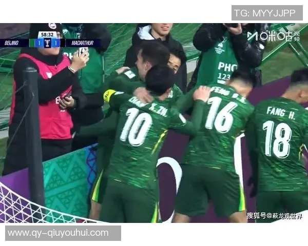 方昊回防积极却意外铲翻队友张源致敬马季奇经典瞬间引发笑声 方昊回防积极却意外铲翻队友张源致敬马季奇经典瞬间引发笑声