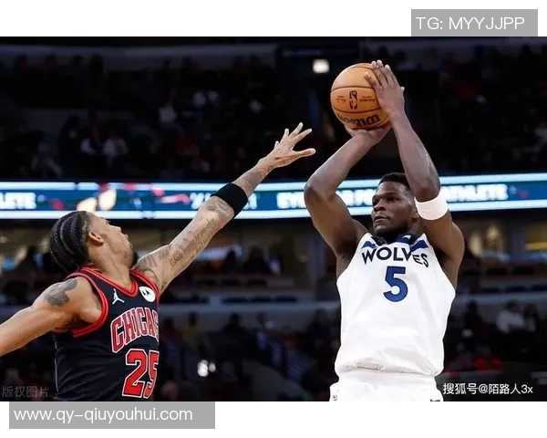 爱德华兹首节表现抢眼9投4中砍下12分并贡献前场板与防守数据