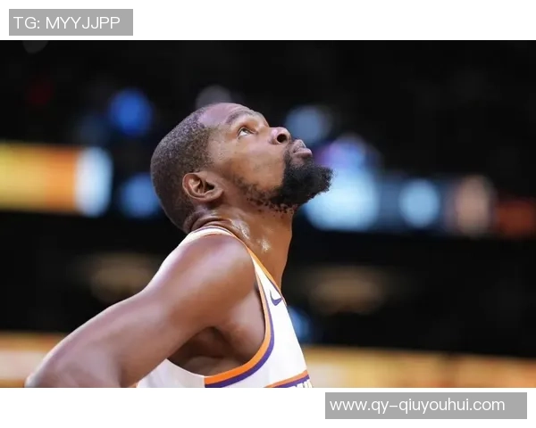 杜兰特幽默回应打球与刷推特的时间安排只需几秒钟轻松搞定