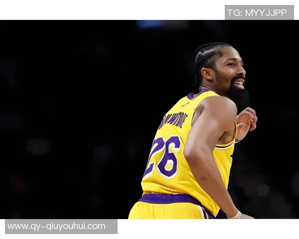 身穿湖人球衣的男孩与独行侠老板同坐一席再现昔日竖中指事件